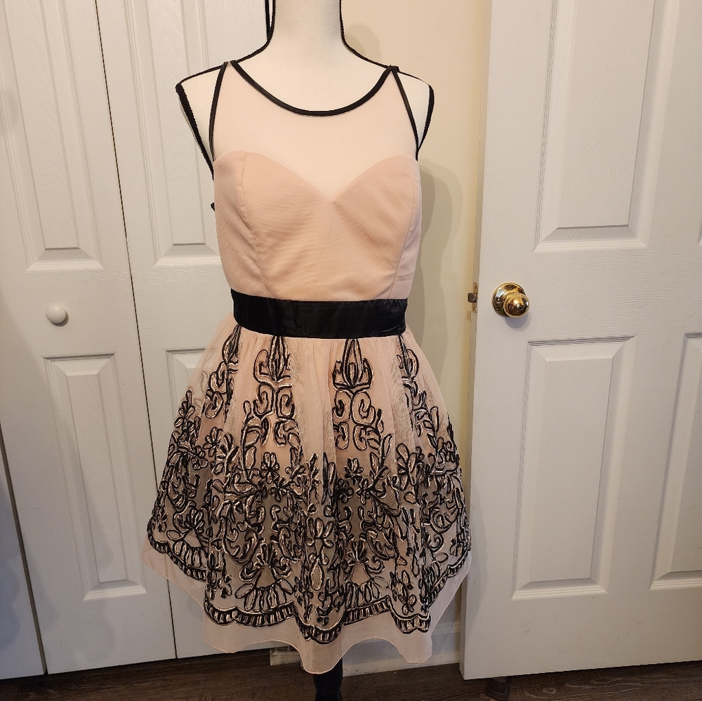 Venus mauve and black dress, fit and flare size 16 with satin like belt